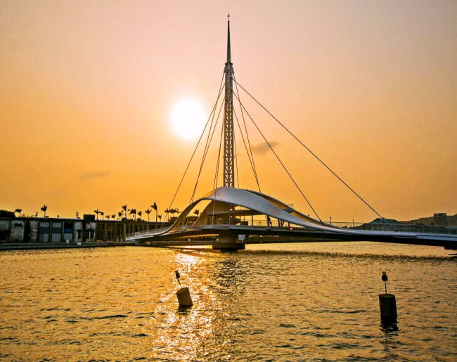 大港旋轉橋